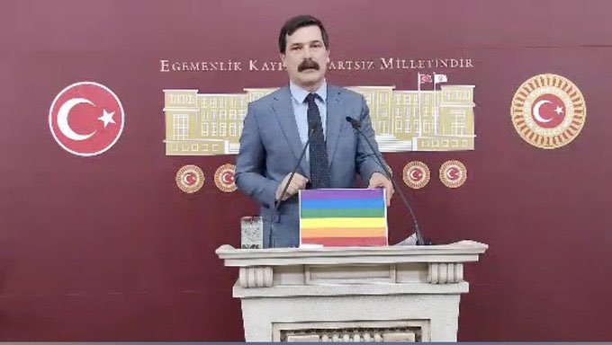 YldrmGencerVP's tweet photo. Önlerinde secde ettikleri ABD Büyükelçiliği de bu TİP'lilerle aynı çizgide. ABD Ankara'daki bir LGBT derneğine 22 Milyon dolar yardım yaptı, TİP'lilerin de benzer bir beklentisi var galiba. 
#DevletiminYanindayim https://t.co/lblmltV9vI