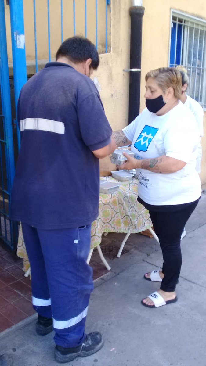 RacingSolidario's tweet photo. - Martes de entrega de viandas-
Realizamos la entrega de viandas de #convidarte, junto con el Centro Soñar para Vivir en el Barrio Rivadavia II de CABA. https://t.co/hSlr5sPL4A