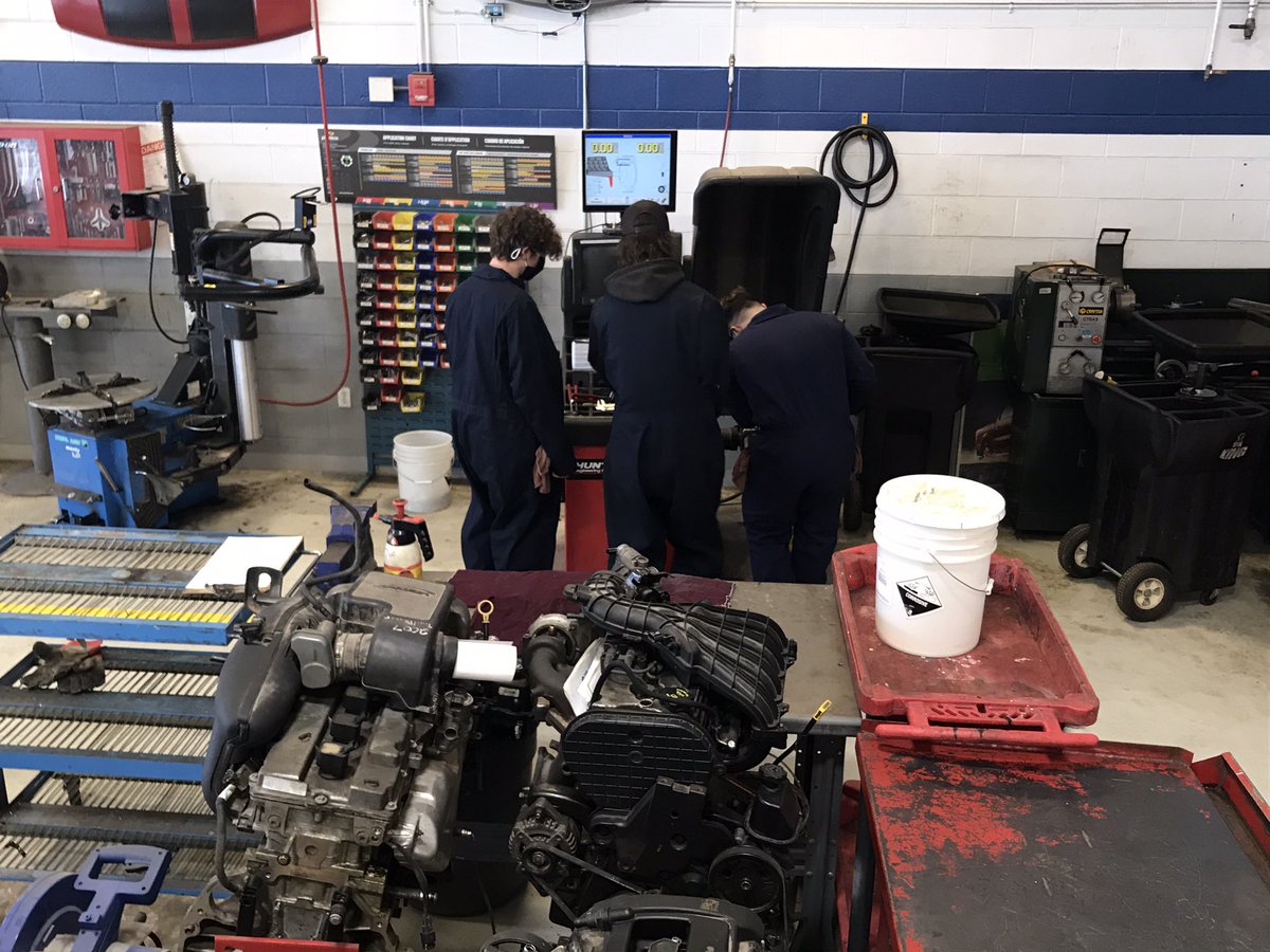 rvsmechtrain's tweet photo. Our intermediate and advanced students are back and excited to work!!  We are now booking appointments for repairs and maintenance, email rvsmechtraincentre@rockyview.ab.ca  to set up yours! @rvsclc_rvso #rvsed https://t.co/oynfVvKx7U