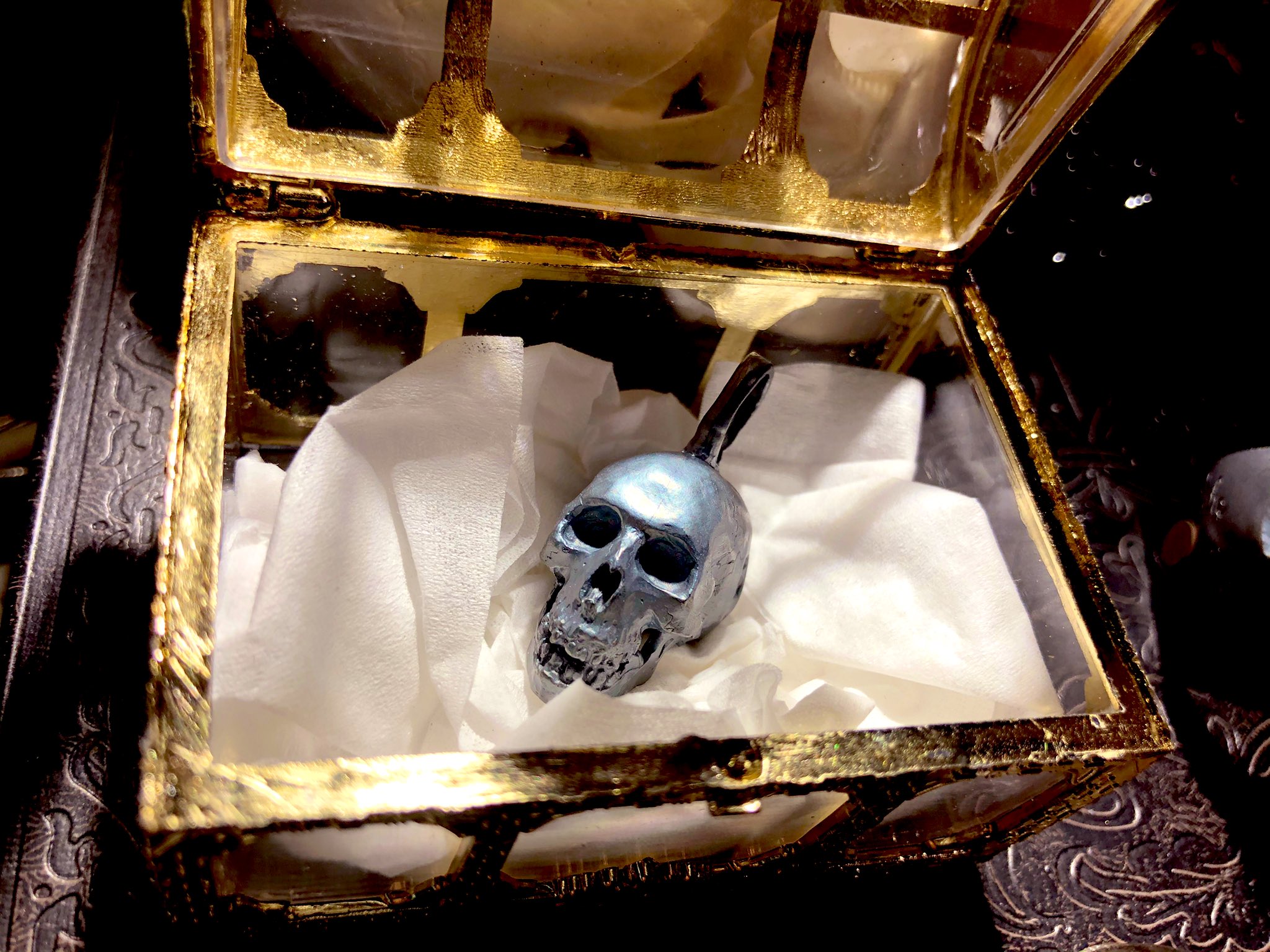 Schattenblume 工事中 Twin Skull Ring 当初販売する予定がなく気まぐれで作った凸凹コンビのツインなスカルリング しかし思いもよらぬ謎の女性人気があり商品化へ 未だに謎 程よい無骨感がありますが片方殴られたかのようになってます 笑