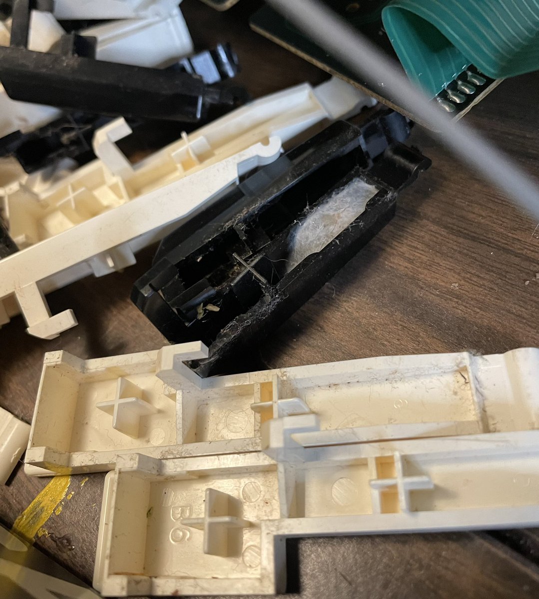 It’s apart! So much 80s dust. Giving it good clean next.Last time I took it apart I had no idea what I was in for so didn’t strip it all the way down and wash it.The plan is to give it to a friend though, so I should probably clean out the actual spider nests. I guess. 