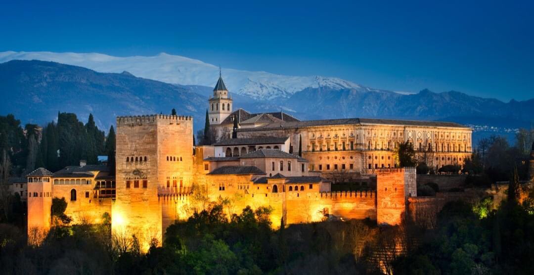 diversion_tours's tweet photo. #LaAlhambra iluminada de noche y #SierraNevada cubierta de un manto de nieve 😍❄️

➡️ Organiza tu excursión con #DiversionTours • Más info en la recepción de tu hotel o tu agencia de viaje. https://t.co/7W0pfTDOQI