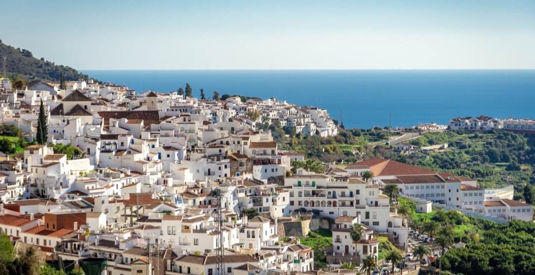 diversion_tours's tweet photo. #Frigiliana y su preciosa estampa de casas blancas 😍

➡️ Más info en la recepción de tu hotel o tu agencia de viaje. https://t.co/2LXiq1XbcZ