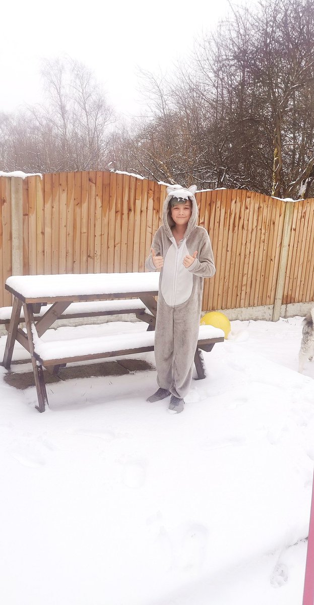 Samanth36593587's tweet photo. After finishing his school work by 9.30am we had an early break in the snow before he got to do what he wanted for the rest of the day ❤️ https://t.co/OSWdK4PRtr