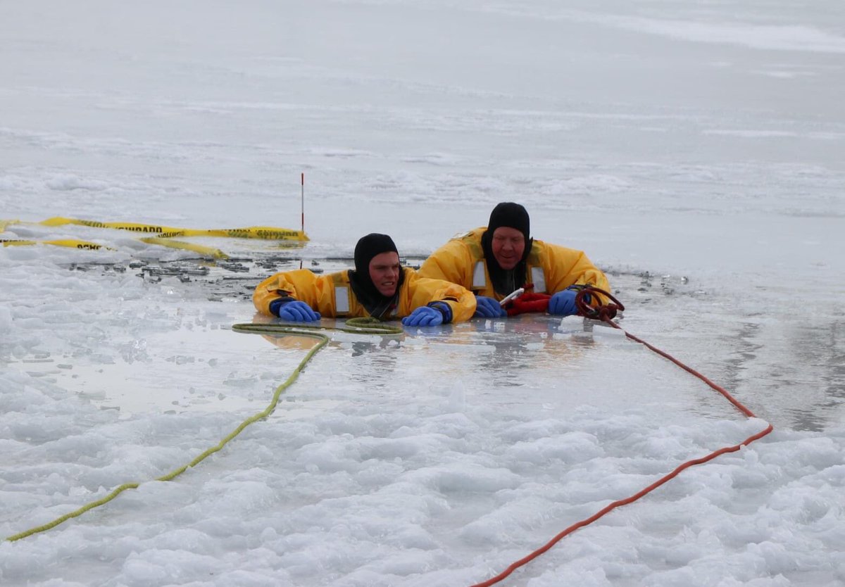 PapillionFire's tweet photo. We held ice rescue training this afternoon at Halleck Park. Always working to be prepared for whatever scenarios we might encounter! https://t.co/nycDoeqJVH