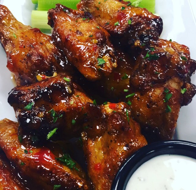 CapitalAleHouse's tweet photo. Making plans for the Super Bowl, plan to pick up the best wings in town! 🏈😀#CapAleInnsbrook #Wings https://t.co/N2VrORud8T