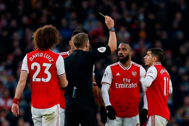 Pawson again brandishing a yellow for  @LacazetteAlex pointing out that Jorginho should have received a blatant second yellow moments earlier. Said Jorginho who goes on to score in that match   #CORRUPTION  #PawsonOut