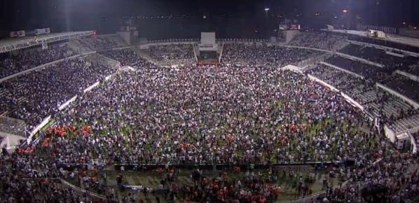 HLKDernegi's tweet photo. Beşiktaş taraftarı sahaya inmiş... 
#UefaTurkishFootballCheckOver https://t.co/45JLxRo0zy