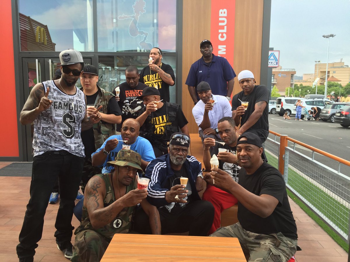 MrChuckD's tweet photo. We all saluted The Great Stuart Scott by taking this ice cream shot while in Spain. ⁦@TaeAndSyd⁩ Scott are his daughters and every Jan they request notable ppl that knew their Dad send a pic of getting ice cream. It was Stuart’s special moments with them while out together https://t.co/MY5cgkMxCE