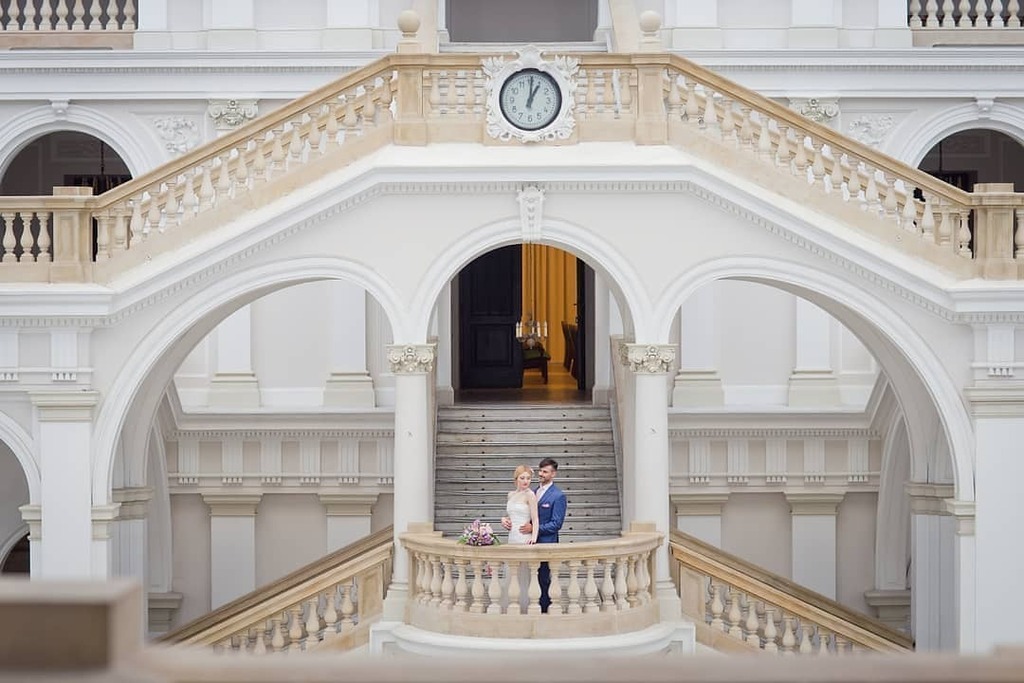 TYWPodcast's tweet image. What a beautiful wedding photo 💕 Photographer: @gotophotographer  Dress: @cherielizabethcollection
Makeup/hair: @kasinho_makeup
Models: @tania_d28 &amp;amp; @gabrieljackowski
Floral: @infloral
Venue: @politechnika_warszawska #rentmywedding