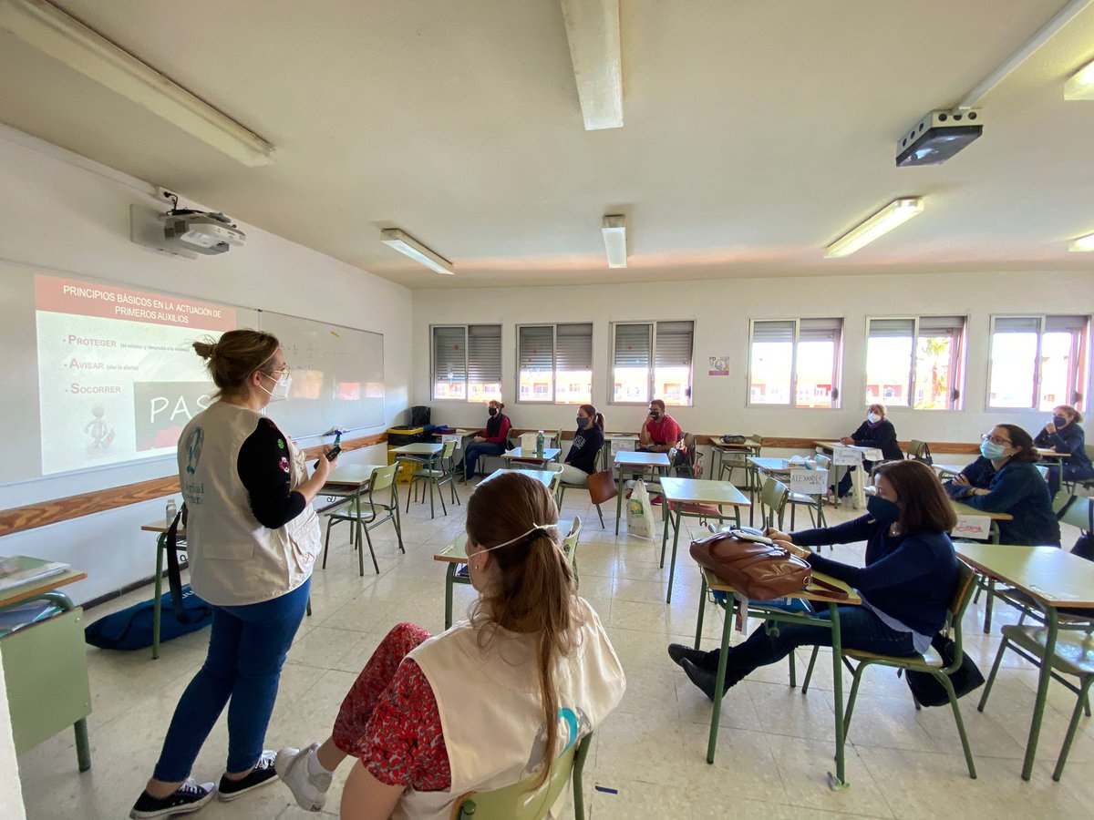 Siguiendo nuestra propuesta de actividades formativas, el pasado 25 de enero estuvimos formando a la comunidad educativa del CEIP Montaña Roja a cómo actuar frente a paradas cardiorespiratorias y primeros auxilios. 
¡Esperamos volver a vernos pronto!
#SolidaridadEnfermeraCanaria