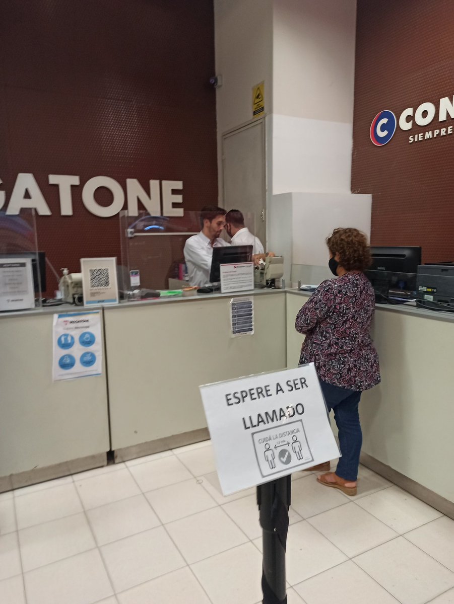 MatiasLamboglia's tweet photo. Genios los de #Megatone aplicando protocolo! Ni en la pera el barbijo de u tipo que atiende al público.
O por ahí el protocolo es pegar un cartelito en el mostrador y con eso estamos. https://t.co/bIYOzuzoUE