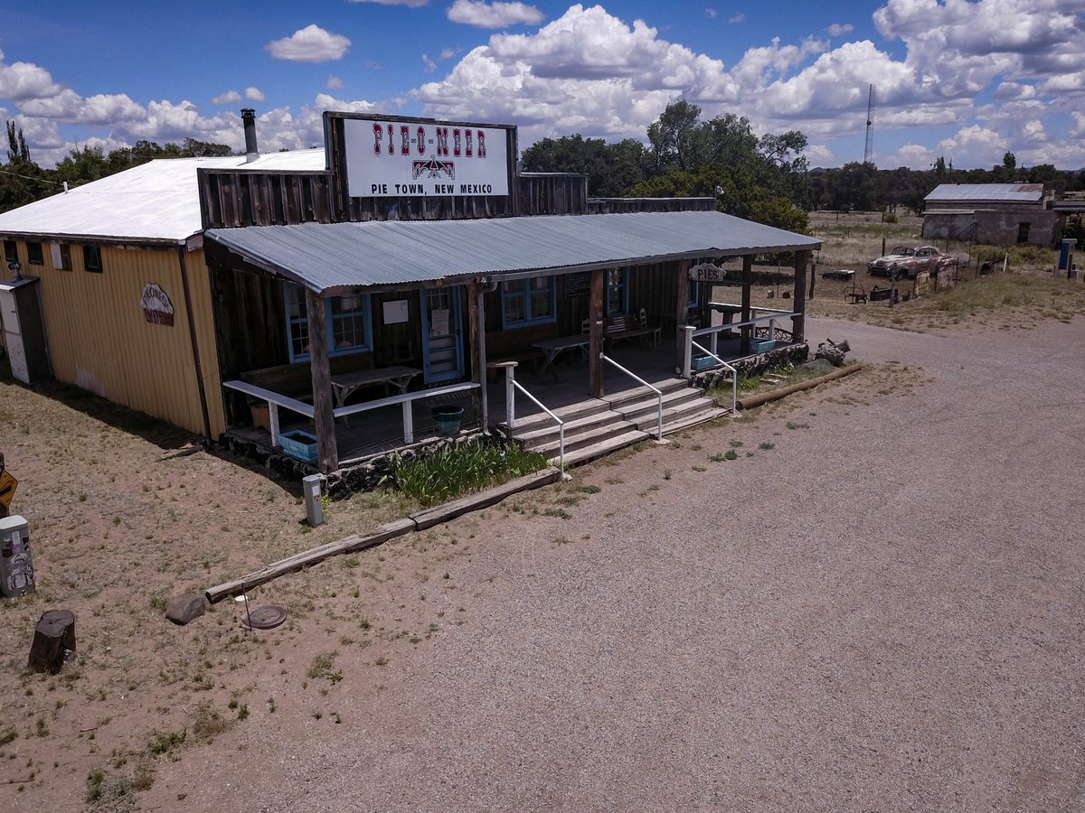505Nomad's tweet photo. The Pie Town settlement was established by Clyde Norman, a prospector who baked pies for profit in the 1920s when his mining claim didn’t pan out (pun intended) - https://t.co/WBqnA6HMyf
#history #roadtrip #daytrip #offthebeatenpath #NewMexico #ipulledoverforthis #randomstops https://t.co/xq78hqZ22q