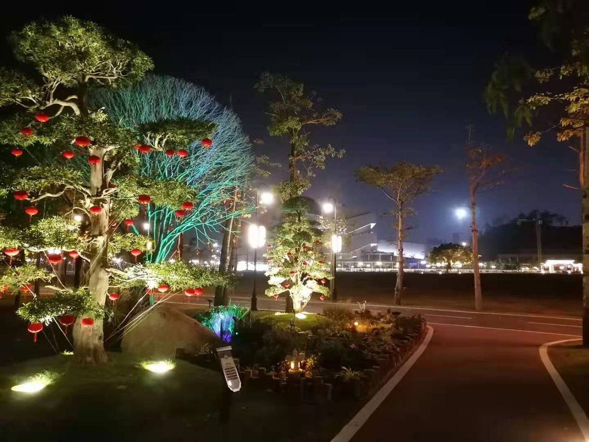 Hweqw2122's tweet image. Light is saying. 
東風夜放花千樹。更吹落、星如雨。寶馬雕車香滿路。鳳簫聲動，玉壺光轉，一夜魚龍舞。
蛾兒雪柳黃金縷。笑語盈盈暗香去。眾裡尋他千百度。驀然回首，那人卻在，燈火闌珊處。