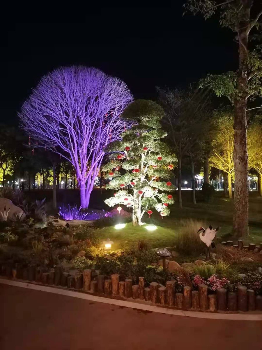 Hweqw2122's tweet image. Light is saying. 
東風夜放花千樹。更吹落、星如雨。寶馬雕車香滿路。鳳簫聲動，玉壺光轉，一夜魚龍舞。
蛾兒雪柳黃金縷。笑語盈盈暗香去。眾裡尋他千百度。驀然回首，那人卻在，燈火闌珊處。