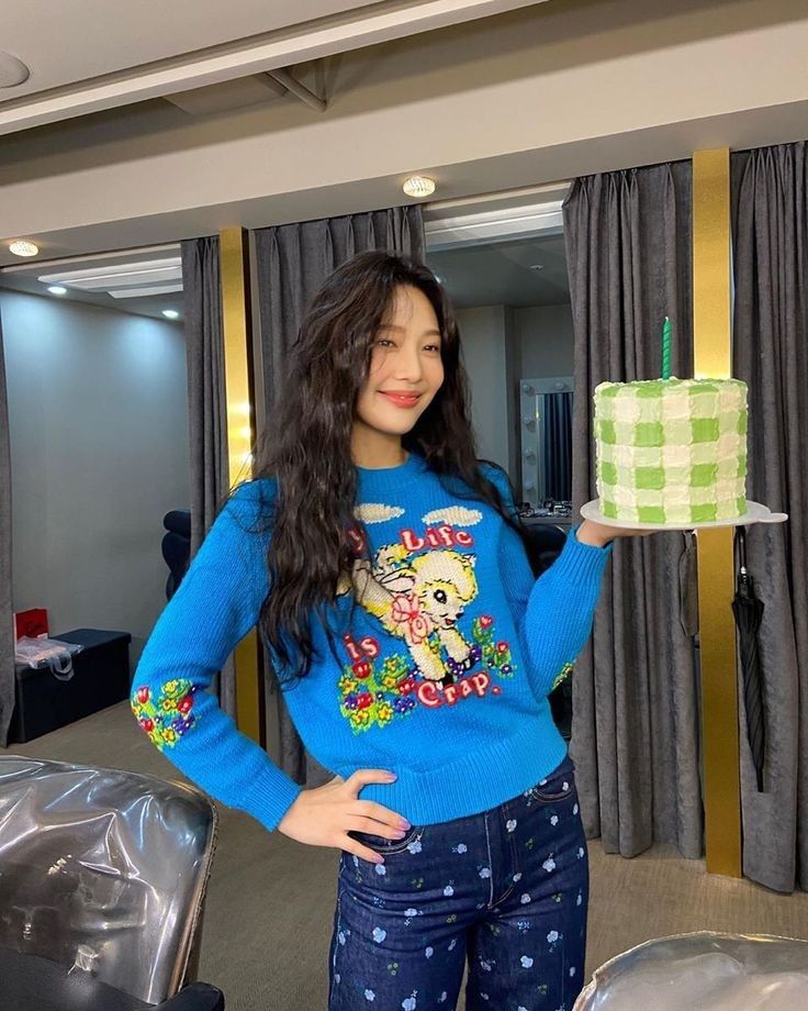 clairedlunes's tweet photo. como deixar uma saskia feliz no seu aniversário? dê pra ela o seu bolo preferido e aprecie o sorriso dela 🥺 te amo oudste zus, feliz aniversário 💛 #GAEMPICS https://t.co/3KXCh9Aee9
