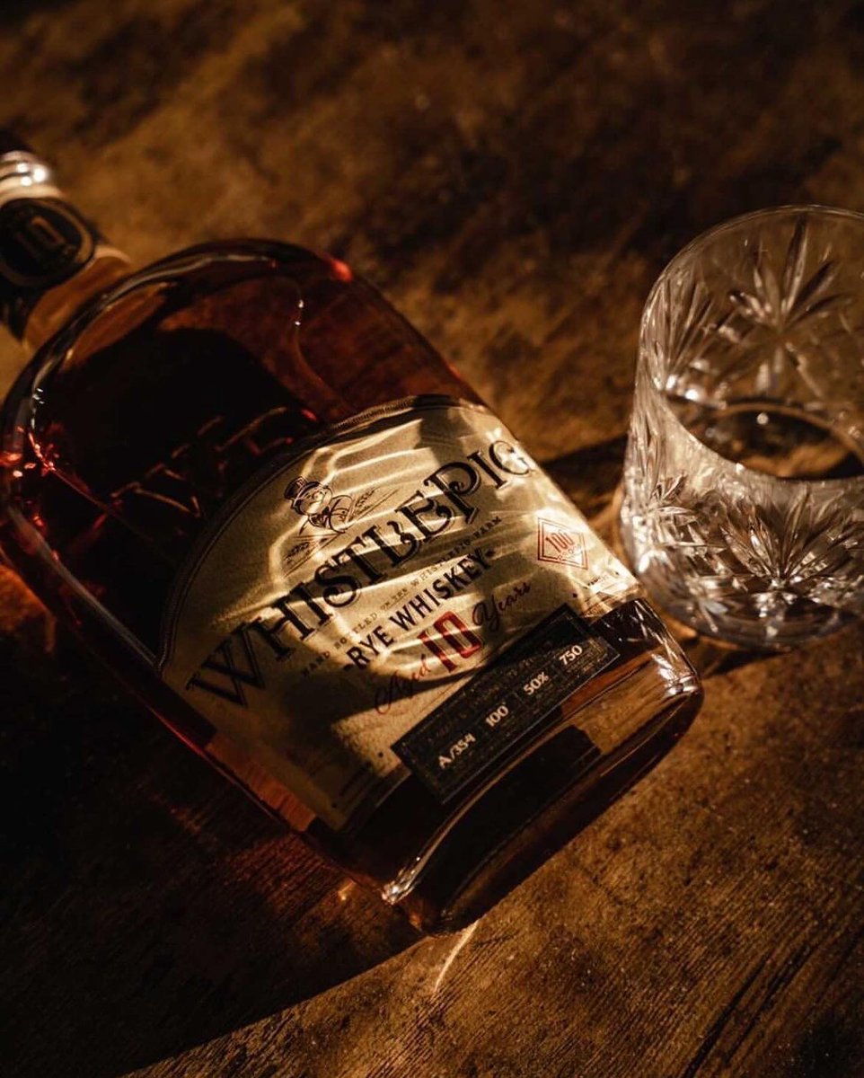 WhistlePigRye's tweet photo. Cast long shadows. 🥃 👤🐿

📷 - @ nightcapstudio

#GroundhogDay #WhistlePig #SmallBatchRye #10Year https://t.co/7jz7Guvbdw
