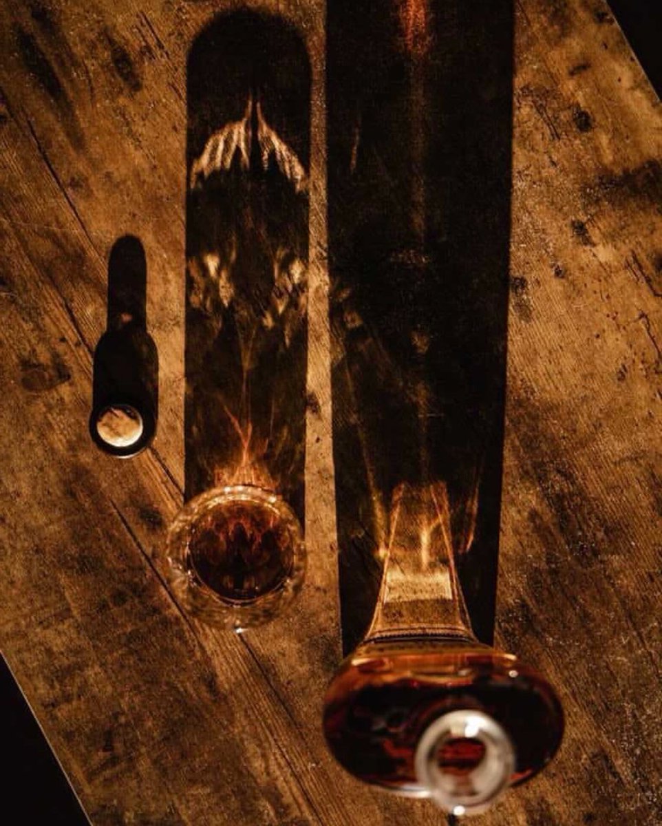 WhistlePigRye's tweet photo. Cast long shadows. 🥃 👤🐿

📷 - @ nightcapstudio

#GroundhogDay #WhistlePig #SmallBatchRye #10Year https://t.co/7jz7Guvbdw