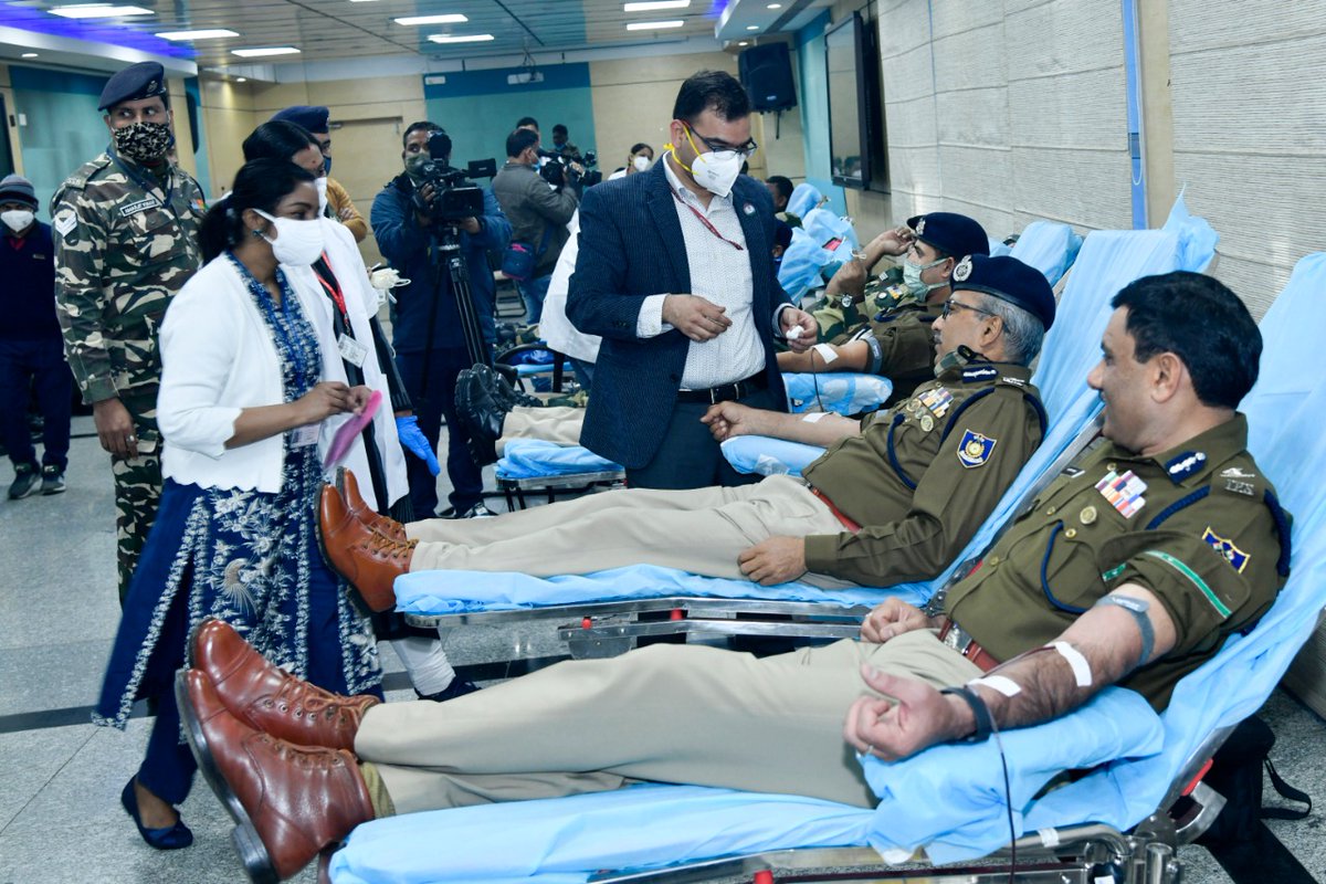 मेरा खून देश की शान में भी, रक्तदान में भी: All the CAPF Bravehearts are zealously donating blood in the AIIMS Delhi mega blood donation campaign. DG #CRPF inaugurated the campaign today and donated his blood. More than 1100 CRPF personnel will donate blood in next few days.