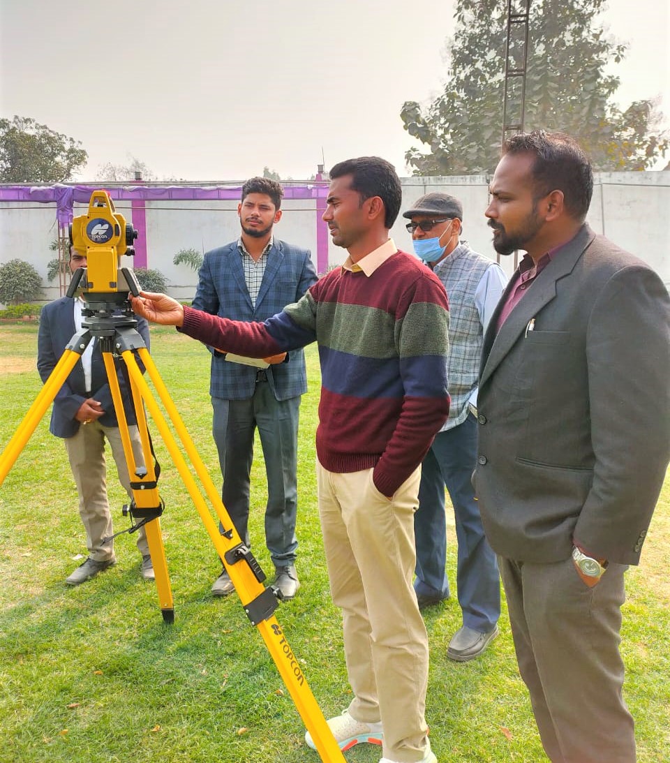 TopconSkipper's tweet photo. An Executive of 𝐒𝐤𝐢𝐩𝐩𝐞𝐫 𝐓𝐞𝐜𝐡𝐧𝐨𝐥𝐨𝐠𝐢𝐞𝐬, providing Training on How to operate a Total Station in India.
Call Us at  9112691126
Mail Us  topcon@skippertech.com
Visit - https://t.co/8nhn35ky0i
.
#topconindia #totalstation #surveying #training #topcon #landsurveying https://t.co/O0evUMtJth