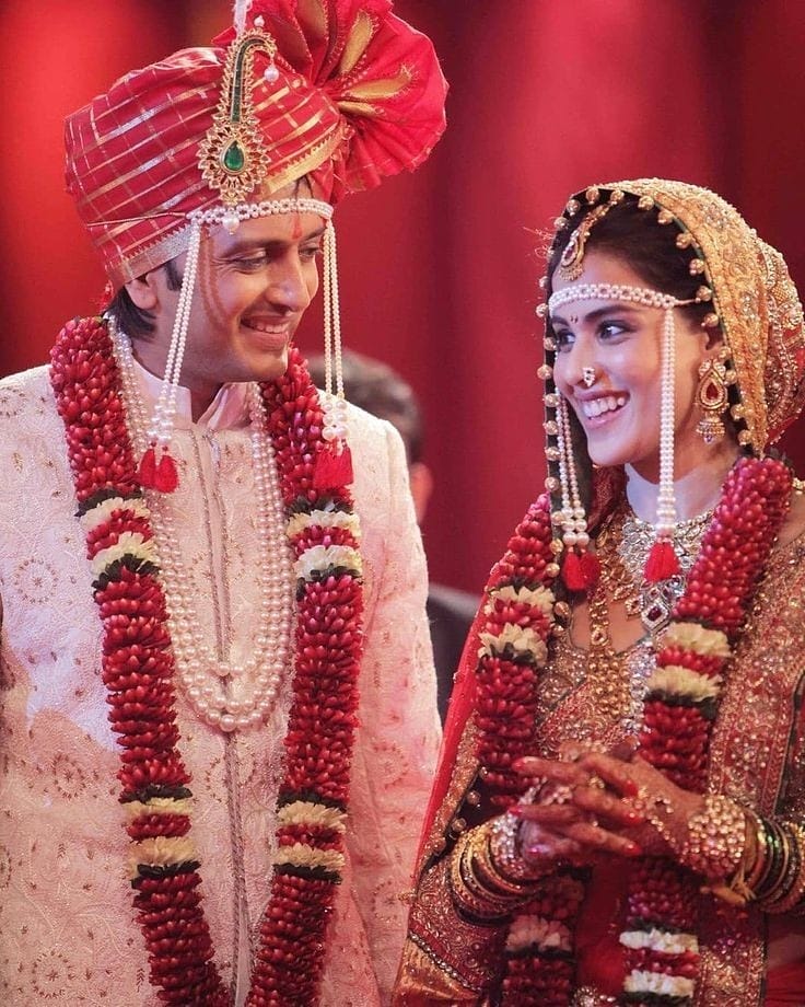 bombaytimes's tweet photo. Here's wishing the cutest couple of B-town @geneliad and @Riteishd , a happy wedding anniversary ❤

#RiteishDeshmukh #GeneliaDeshmukh https://t.co/lcjrqXIbh4