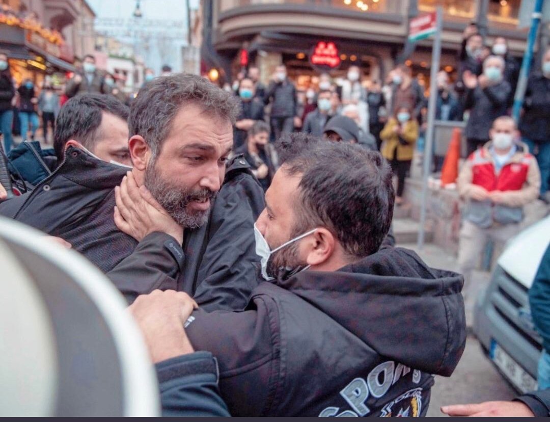 Polis onurlu ol simit sat #HeryerBoğaziçiHeryerDireniş
Barış Atay asla size boyun eğmez.