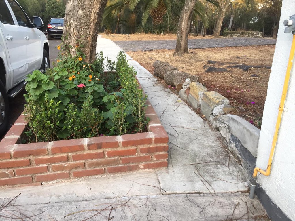 sof_marcos's tweet photo. En la calle Manuel Martínez Solorzano de Bosques de Tetlameya unos vecinos pusieron jardineras obstruyendo el paso al peatón en especial para PcD o adultos mayores y ocupan el espacio público. Además niegan el acceso al parque público de la calle. @manuelnegretea @Alcaldia_Coy https://t.co/v7mewwOzlA