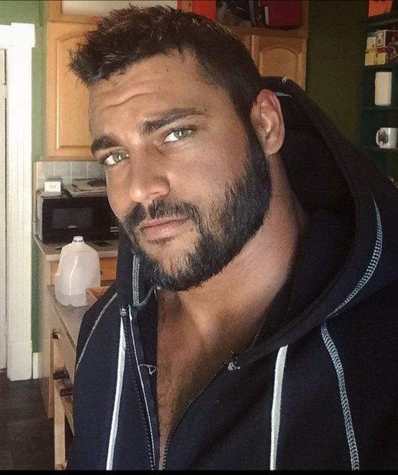 Look into my eyes 😏 https://t.co/rzaiC9BSdq https://t.co/3yHJMAJ8FB