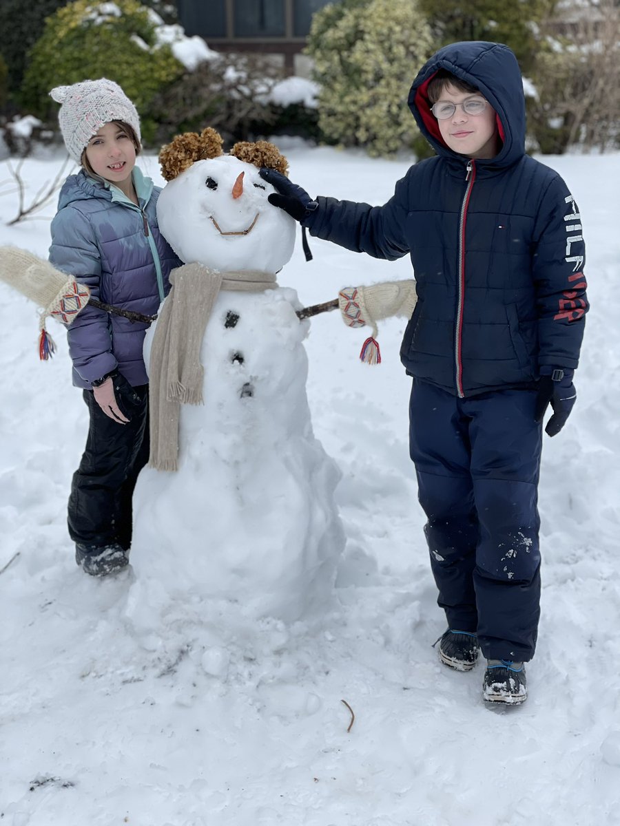 LsimonovskiL's tweet photo. Today’s home work assignment for kids: build a snowman. We all had fun building ours! Dear teachers @aae_MrsBrown @Lopresti_Zito thank you for sending our kids to go out! We need more school assignments like this❄️⛄️❄️@AAE_Dalers https://t.co/iWRqzjDy68