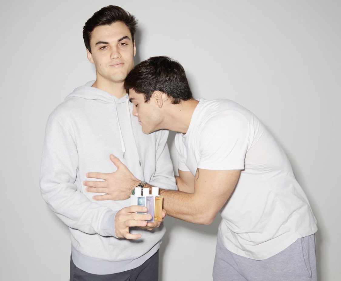 kimmikowalski's tweet image. E is so happy to be holding their baby 
“THE ENTERLIGHT COLLECTION” and Gray is so proud. Then E is like.....hey get away it’s mine and Gray is like no it’s mine! #ENTERLIGHT #CEOVIBES #DADVIBES 💙💜🧡 @Wakeheart