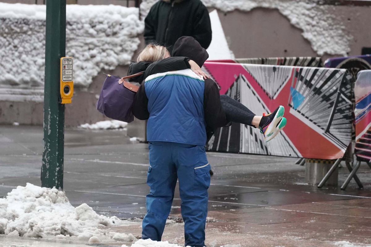 Gallant NYC man gives woman a lift over slush puddle from snowstorm