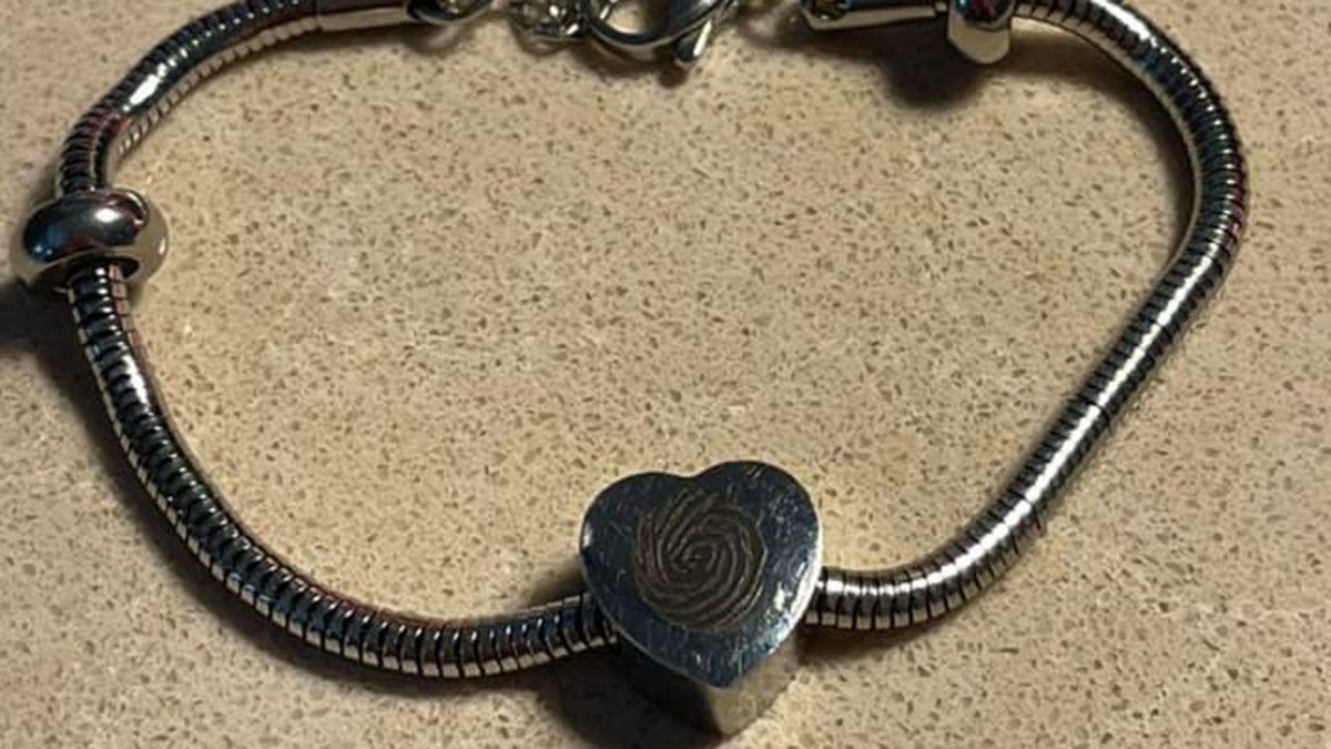 Bracelet appearing to hold loved one’s ashes found at Hobby Airport. Can you help find its owner?bit.ly/2YEPSSg?utm_so…