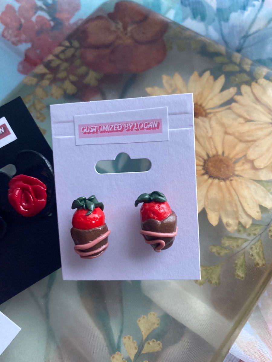 logananhorn's tweet image. 🍓 examples of the new earrings coming TOMORROW 👼🏼 

RT THIS for a $7 discount code in your inbox (this is a new one, guys!) 

That’s GUARANTEED FREE SHIPPING + a discount‼️

CODE IS ONLY AVAILABLE UNTIL 2/14 (VALENTINE’S DAY)

WEBSITE LINK BELOW 🥂 
customizedbylogan.squarespace.com/shop 
💌
