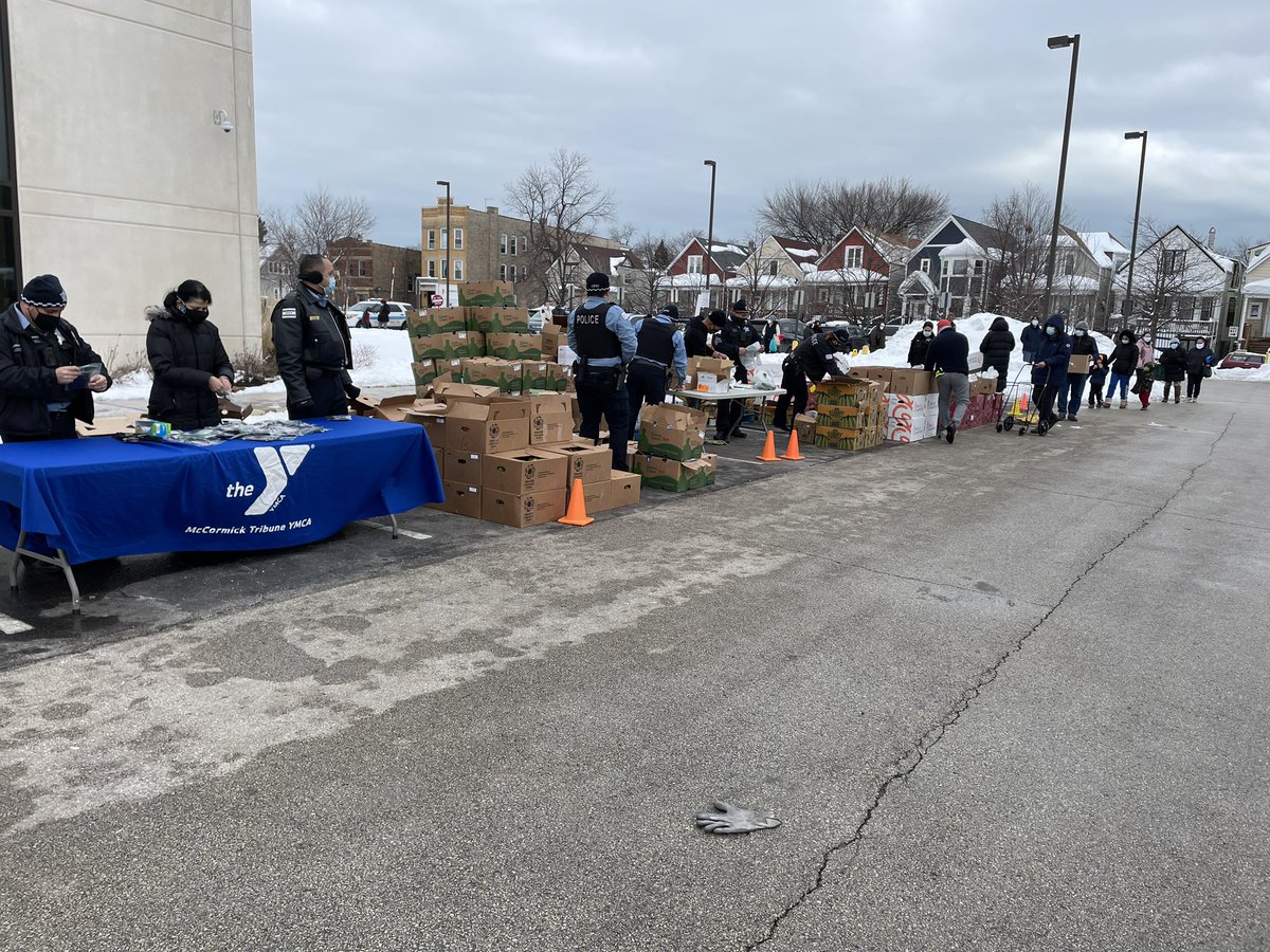 chadnico's tweet photo. Humbled to have the chance to join @chicagofair @SoondraCares at @YMCAChicago’s #McCormickTribune #YMCA #CommunityDay w/@FoodDepository &amp; @CPD_Media providing free #COVID19 tests, food &amp; #FairTrade #WashableMasks #MasksWithoutBorders #FirstTuesdayOfTheMonth #ThisIsTheWork #Proud https://t.co/opVUasAbLz