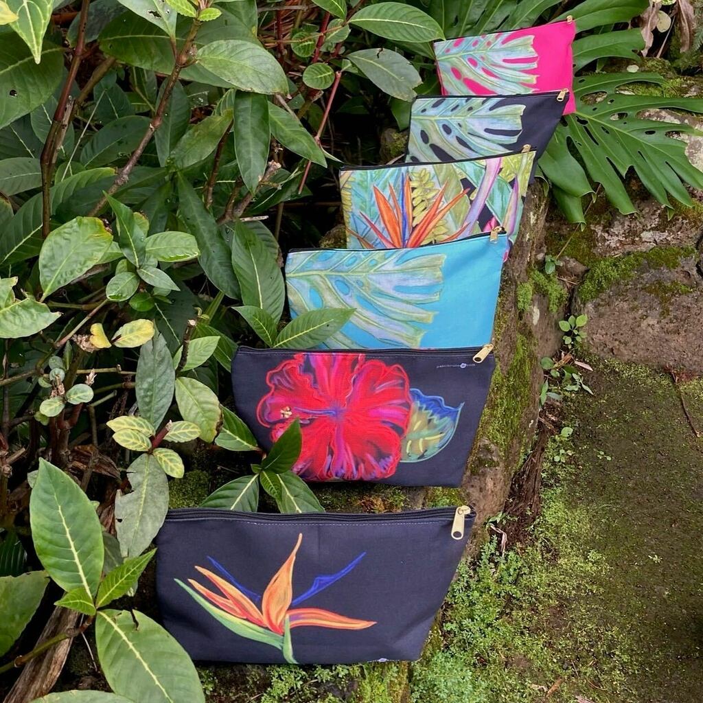 Everything in its place.

New t-bottom accessory pouches in every style you need to stay organized! Why not pick up one for yourself, and one for your sweetheart for Valentine's Day?

+++
#accessorypouch #musthave #cutebag #tropicalpattern #tropicalstyle… instagr.am/p/CK0E-twjFDx/