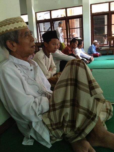 ziatuwel's tweet photo. Tahukah kamu? Sosok berpenampilan 'biasa saja' ini hapal Alfiyyah di usia 9 tahun, mengajar usia 11 tahun, dan menyusun kamus Arab-Indonesia di usia 23 tahun, selama 15 tahun, tanpa pernah belajar ke luar negeri. Beliaulah almarhum KH. Ahmad Warson Munawwir Krapyak Yogyakarta. https://t.co/KlWcFoItQ4