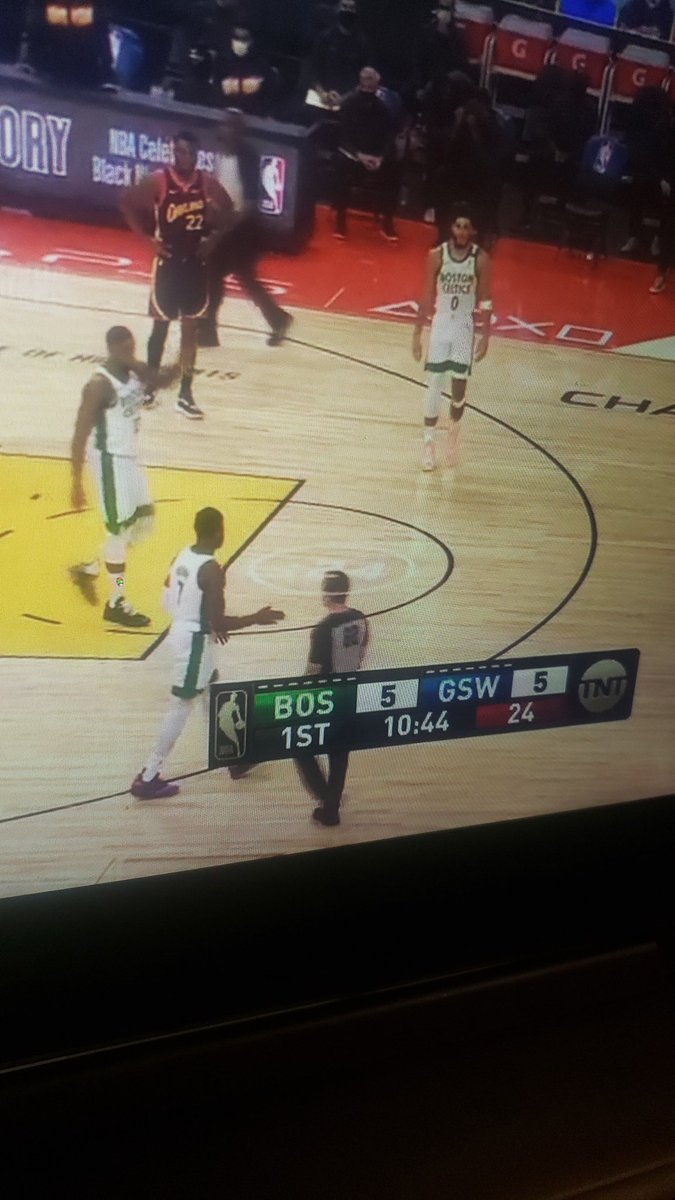 kskuad's tweet photo. @NBAonTNT that shot clock glitch https://t.co/DexDNxJtUh