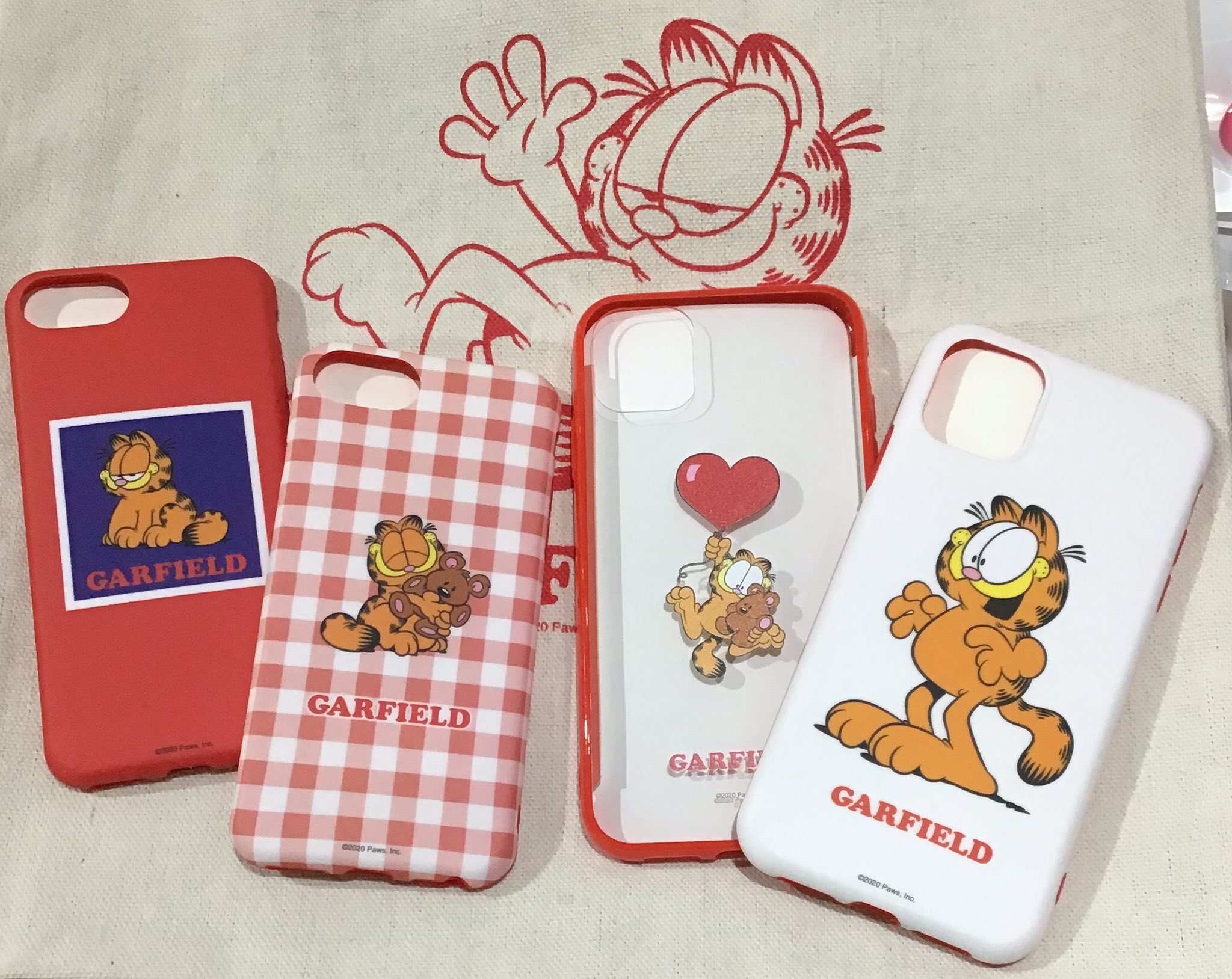 サンキューマート京都アバンティ店 再入荷 ガーフィールドとのコラボ商品が再入荷しました ステッカー2種 Iphoneケース4種 6 6s 7 8 Se2 Xr 11 世界一有名なぽっちゃり猫 どのデザインも可愛いですよ もちろん全品390円 税