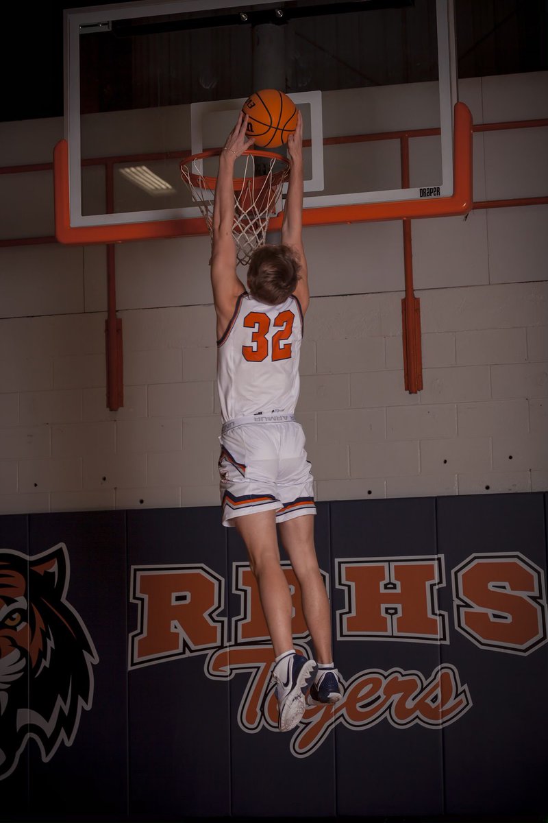 🔥🔥🔥RECORD SETTER🔥🔥🔥
“Braden Ray hit treys all day”
2021 6’6 SG <a href="/braden_r34/">BMONEY</a> set a new school record for <a href="/RedBaybball/">Red Bay Basketball</a> with 9️⃣ threes tonight and finished with 3️⃣5️⃣ points in the win.