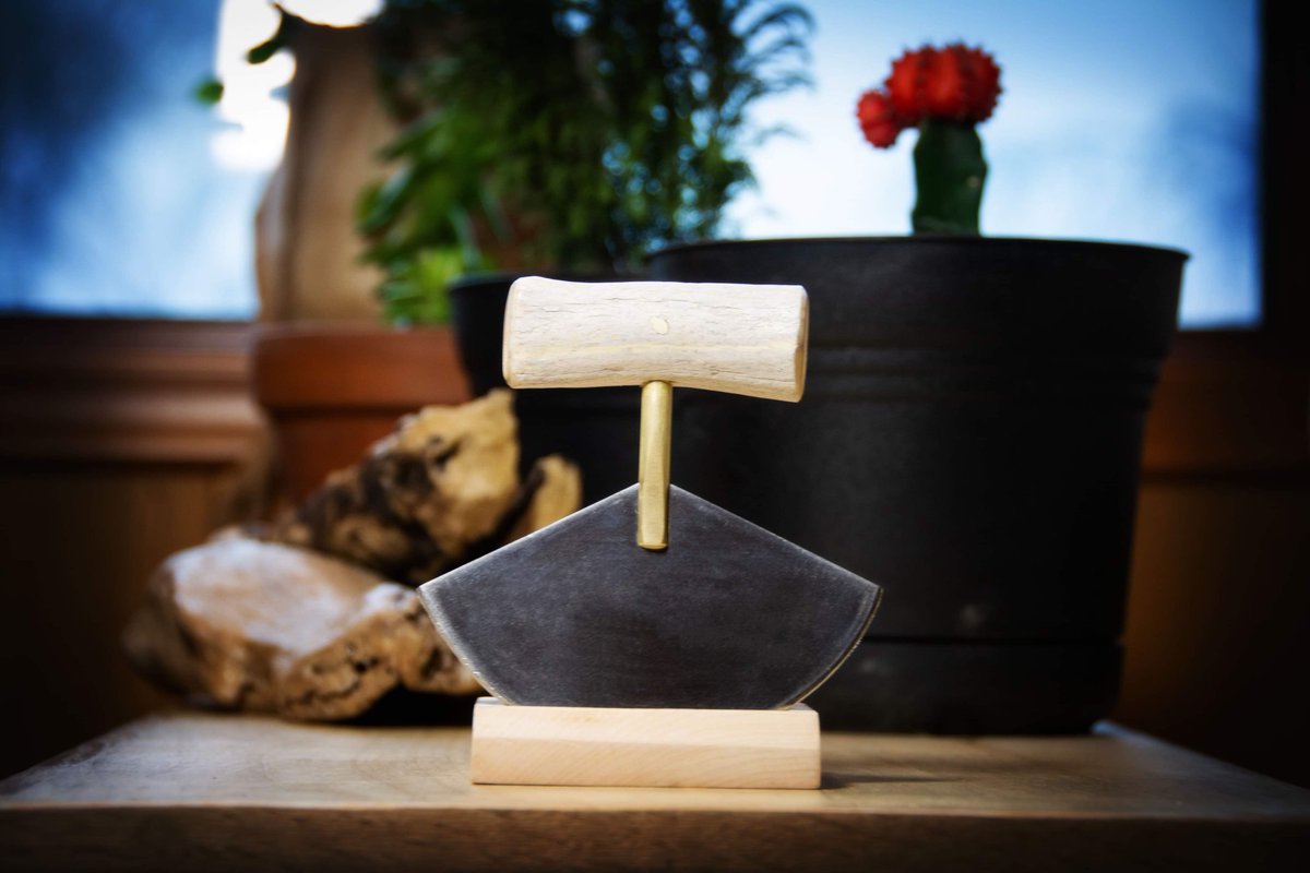 art_inuk's tweet photo. Medium stainless steel ulu with brass stem and caribou antler handle from the Qaqqaq Collection.
https://t.co/Uhjm9GwtMv
#urbaninuk #inuitart #indigenousart #ulu #upcycle https://t.co/EZOUFNP9Ba