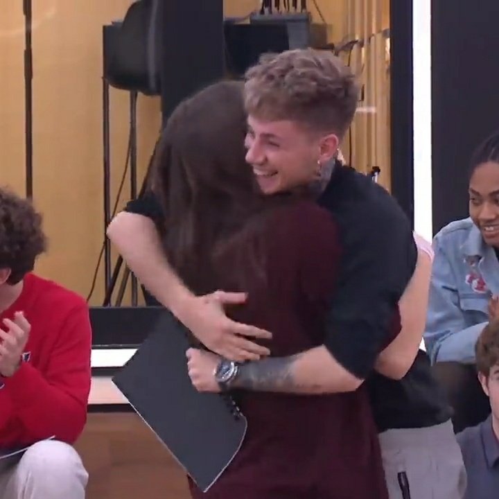 soysinlactosa's tweet photo. 365 días después viven juntos, tienen dos gatos, unas carreras profesionales increíbles y son felices🥺 https://t.co/oKU1gUue2X