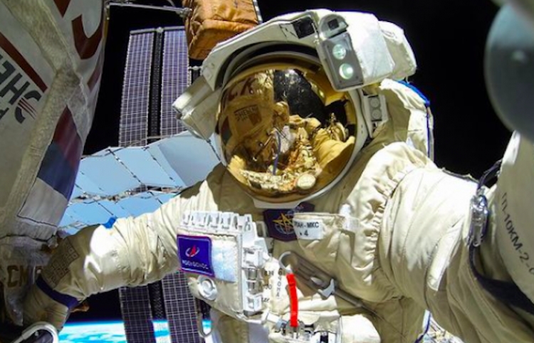 Космонавт самый длительный полет в космос. Скафандр Космонавта Роскосмос. Космонавт МКС Артемьев 2018.