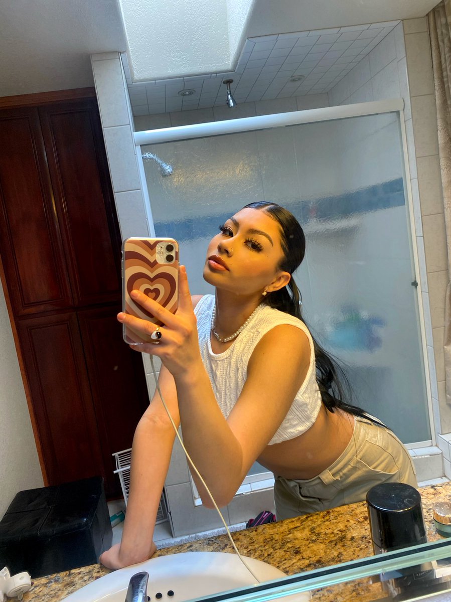 Milcaaaaa's tweet photo. ur average whore https://t.co/zvqhgXxzDy