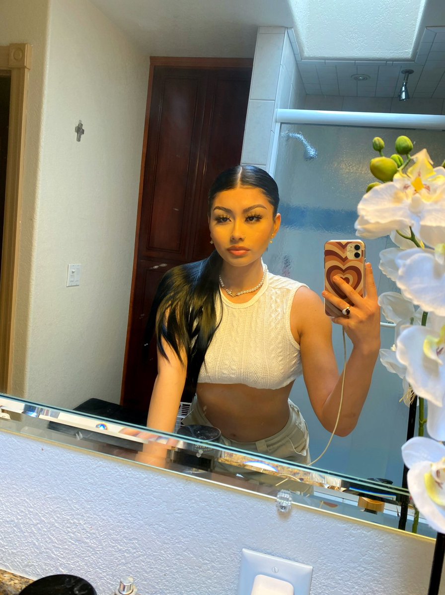 Milcaaaaa's tweet photo. ur average whore https://t.co/zvqhgXxzDy