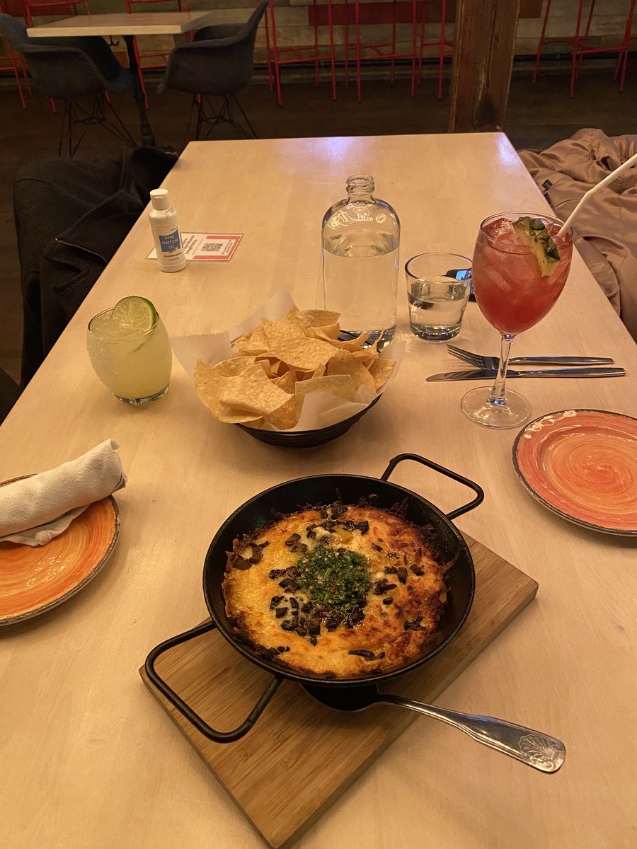 BobFiorettiChi's tweet photo. Taco Tuesday in #Chicago. #BarTakito. You can arrive by @CTA Green Line Morgan stop. #What’sGreatAboutChicago #QuesoFundido #SupportLocal #TacoTuesday @neighborsWLoop https://t.co/SU1r2XHSVC
