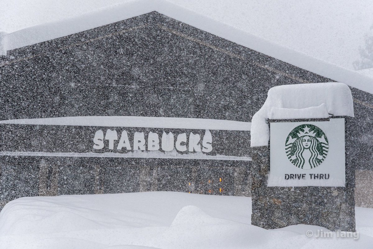 Better late than ever, here's a thread of my pics from last week's epic atmospheric river and snowstorm over the eastern Sierra.  #cawx  #StormHour(If any Sierra news agency is looking for a snowstorm photographer, let this be my portfolio!)1/8