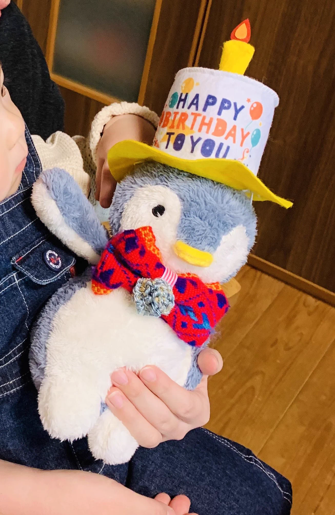 @yesyesyoung 去年ペンギン🐧ちゃん貰いました！これダイソーだったんだ☺️パンダもほしい〜誕生日はおめかししてましたよ！ 