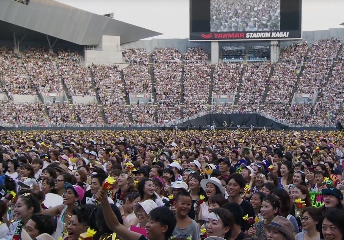 jfsseyo's tweet photo. Debating very seriously on whether if Seungri should give the permission to stream this shower video (cr:TOP) on this huge stadium screen literally in front of 55000 people. https://t.co/iwf1LbMhCd