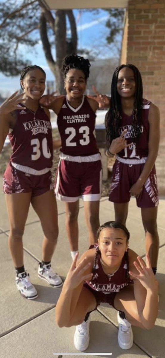 HaroldWigginsS2's tweet photo. Pic day at Kzoo Central if we are blessed to play we are gonna be long and athletic we will be applying pressure and in the passing lanes it will be ashamed not to see this group play together they have done all that was asked of them #letthemplayMI @GovWhitmer @KCLadyGiants https://t.co/TDHwhjxdHH
