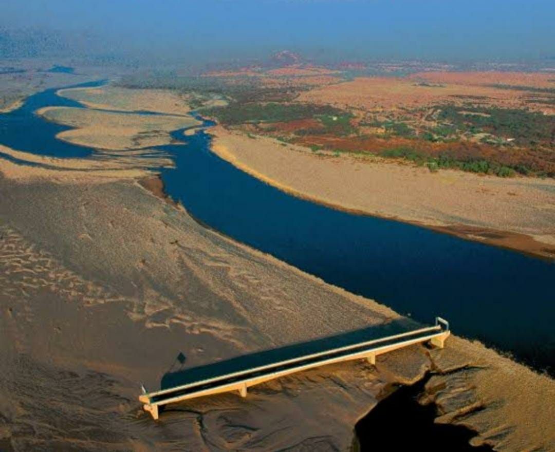 sunnya97's tweet image. In 1998, the 3 year construction project to build a bridge over the Choluteca river in Honduras was completed.
Later that same year, Hurricane Mitch rerouted the river, completely bypassing the bridge.